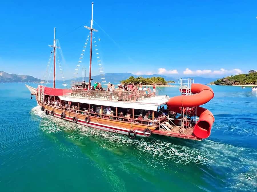 Adventures in Angra and Ilha Grande with Guide and Lunch - Boarding the boat in Angra dos Reis
