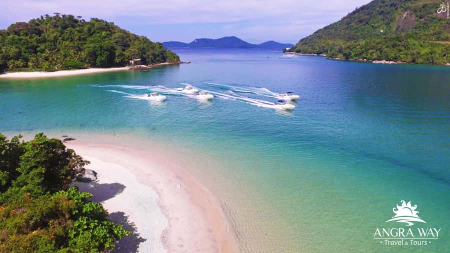 Angra dos Reis: Super Lagoa Azul Speedboat Tour - Araçá Beach and its rocky shoreline