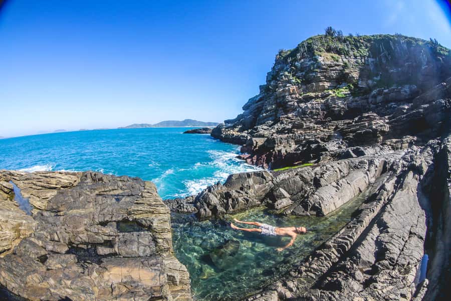 Armação dos Búzios: Walk Through the Natural Pools in Búzios - What the guides add to the outing