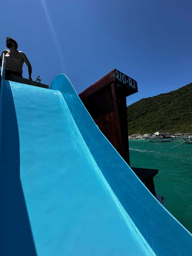 Arraial do Cabo: Boat Trip with Waterslide - Ilha do Farol: the first beach stop