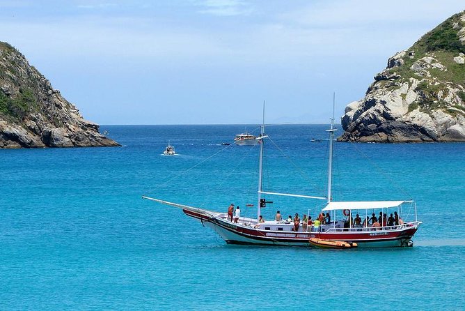 Boat Trip in Arraial do Cabo by Arraial Viagens - Meeting in Praia dos Anjos and getting ready