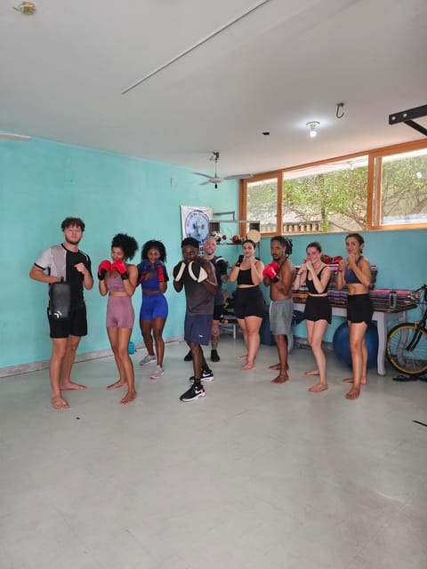 BOXE CLASS - EX BAHIAN CHAMPION (SALVADOR-BA) - Gloves, water, and the $12 price