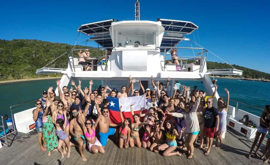 Búzios: Catamaran Boat Tour - João Fernandinho, Branca Island, and Ilha Island