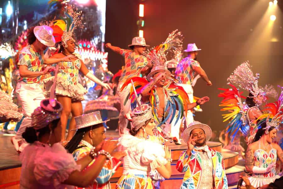 By Night Tour: Roxy Dinner Show & Transfer - Bossa Nova sets the mood before the production