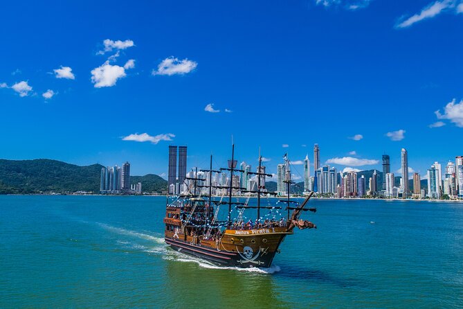 Combo Pirate Boat, Beach and Unipraias Park with transfers - One hour at Parque Unipraias Camboriú