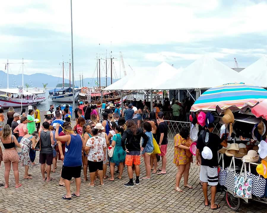 Discover Ilha Grande on a Boat Tour - Departing from Angra - Praia de Araçatibinha and the changing route