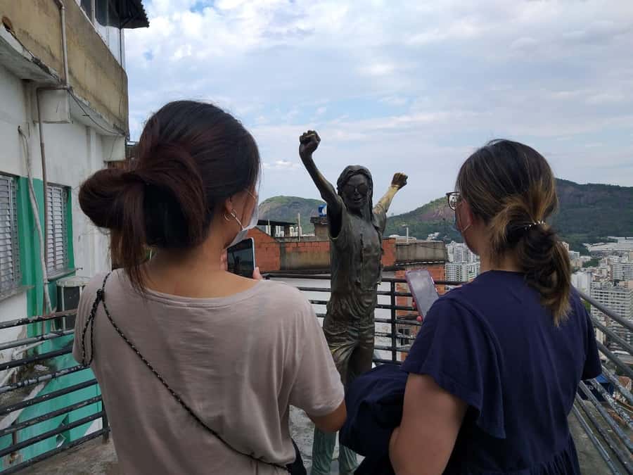 Favela Santa Marta: Walking Tour with local guide - Languages, group size, and guide quality