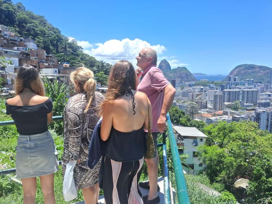 Favela Santa Marta: Walking Tour with local guide - What the colorful streets reveal