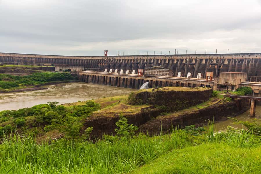 Foz do Iguaçu: Itaipu Hydroelectric Dam - The main gazebo and the view across the spillway