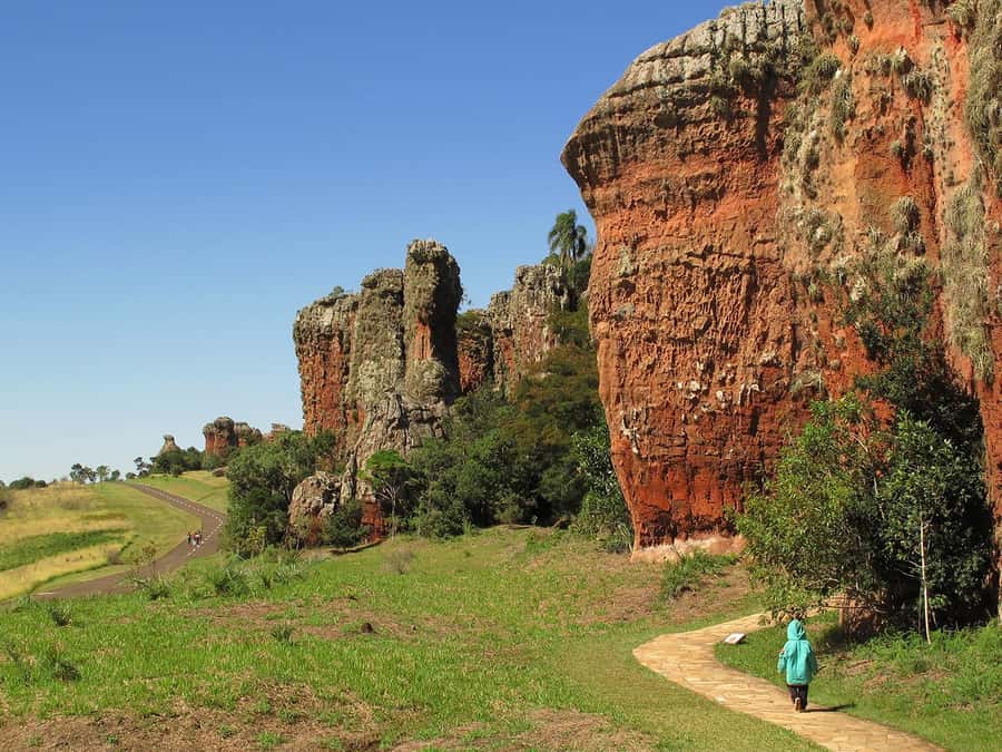 From Curitiba: Vila Velha State Park Full-Day Group Tour - Reading the giant sandstone formations