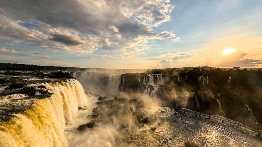 From Foz do Iguaçu: Sunset at the Falls - Entering Iguaçu National Park after the main rush