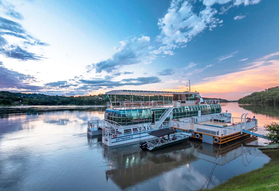 From Foz do Iguaçu: Sunset Catamaran Tour with Meal - The meeting of the Iguaçu and Paraná Rivers