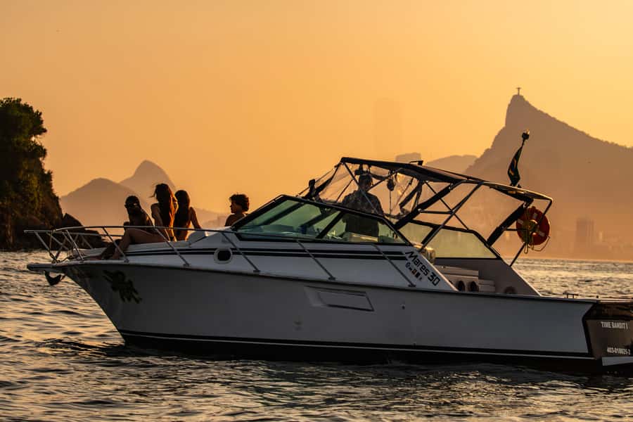 Glória: Sunset Speedboat Cruise with Drinks and Snacks - Starting at Marina da Glória