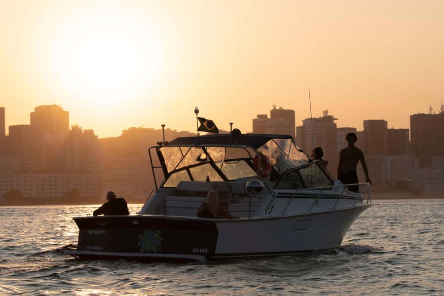 Glória: Sunset Speedboat Cruise with Drinks and Snacks - Niterói and the MAC photo stop