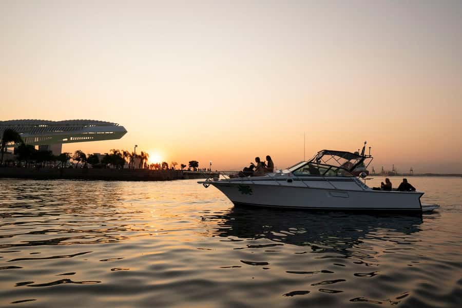 Glória: Sunset Speedboat Cruise with Drinks and Snacks - Setting up for Rio’s sunset