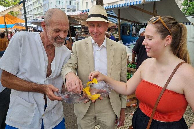 Guided Market Fruit Tasting in Rio with 15+ Exotic Flavors - Juices, nuts, and ingredients beyond the fruit