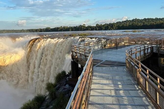 Iguaçu Falls - Riding the ecological train into the park