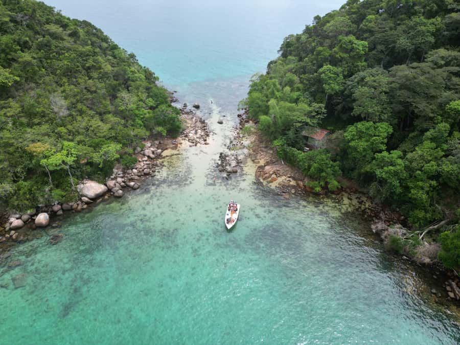 Ilha Grande: 6-Hour Speedboat Tour to Blue and Green Lagoons - The ride across Ilha Grande’s coast