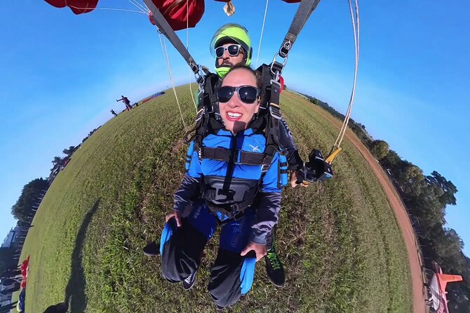 Parachute jump in Boituva with 360o Vision - Who will enjoy this most?