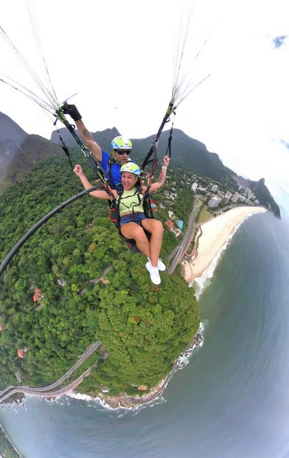 PARAGLIDING FLIGHT IN SÃO CONRADO - RIO DE JANEIRO - Flying above Rio with the controls in your hands