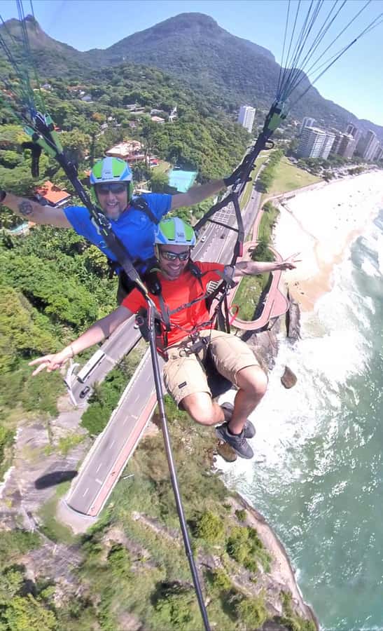 PARAGLIDING FLIGHT IN SÃO CONRADO - RIO DE JANEIRO - Landing and returning to the kiosk