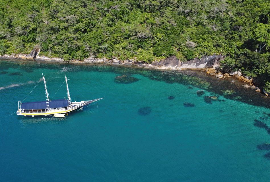 Paraty Bay: Islands & Beaches Boat Tour with Snorkeling - Snorkeling, paddleboards, and floating mats