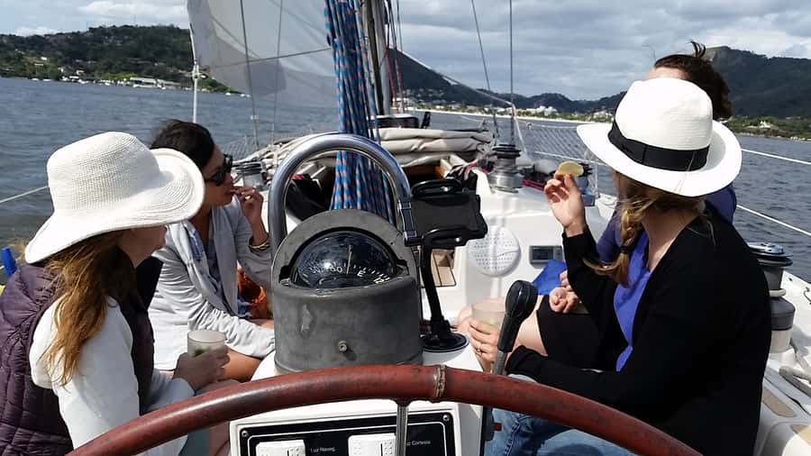 Rio de Janeiro: Guanabara Bay Sunset Sailing Tour & Drinks - Drinks, snacks, and the onboard mood