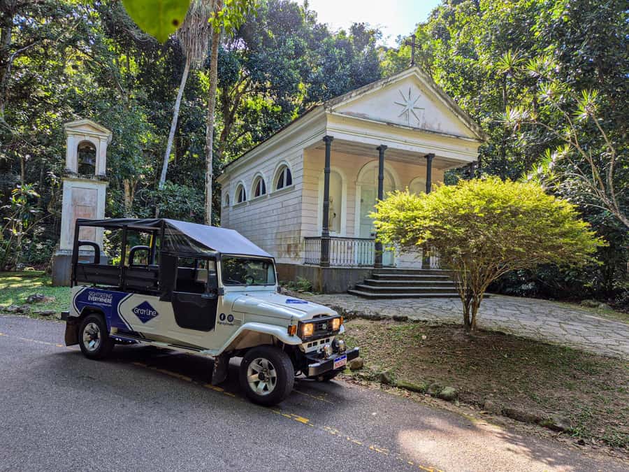 Rio de Janeiro: Guided Jeep Tour through Tijuca Rainforest - Guides, languages, and group atmosphere