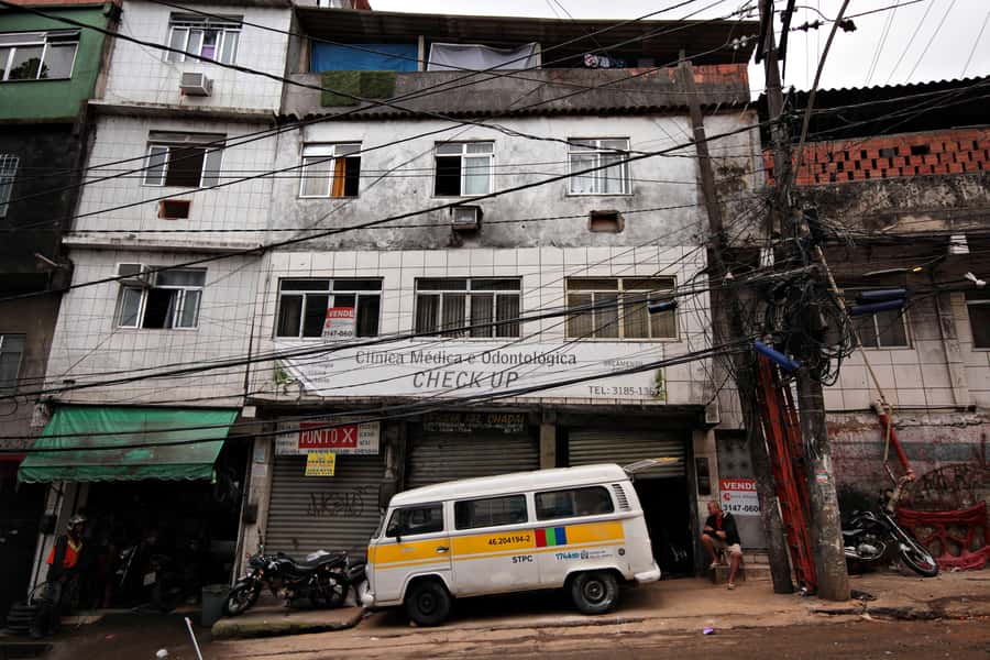 Rio De Janeiro: Half-Day Rocinha Favela Walking Tour - The Rooftop View and the Contrast Below