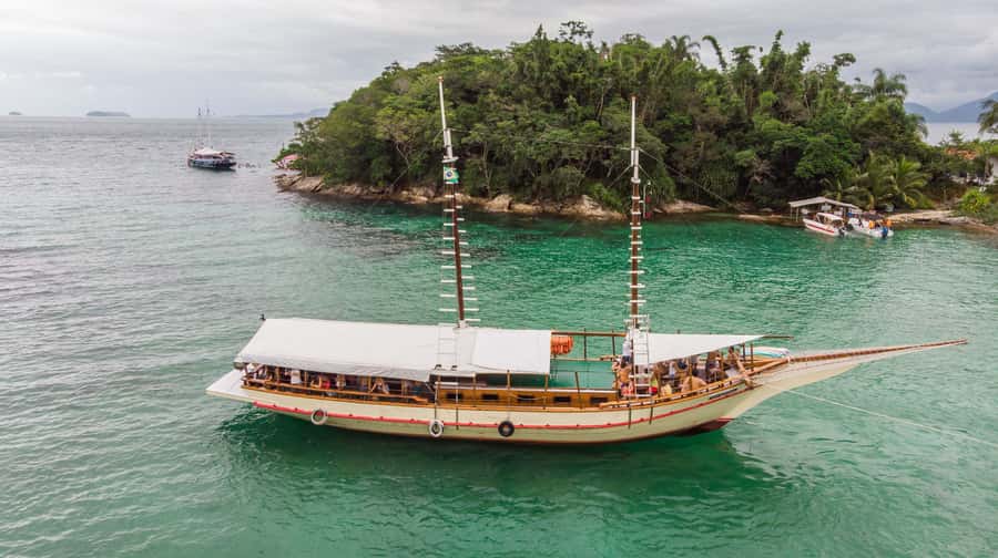Rio de Janeiro: Ilha Grande with Boat Tour & Optional Lunch - Boarding the schooner at Angra dos Reis