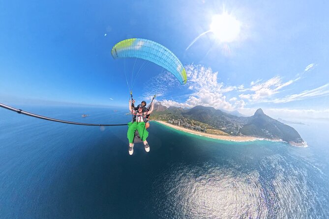 Rio de janeiro : Paragliding Tandem Flights over Rio - The view from Pedra Bonita to São Conrado
