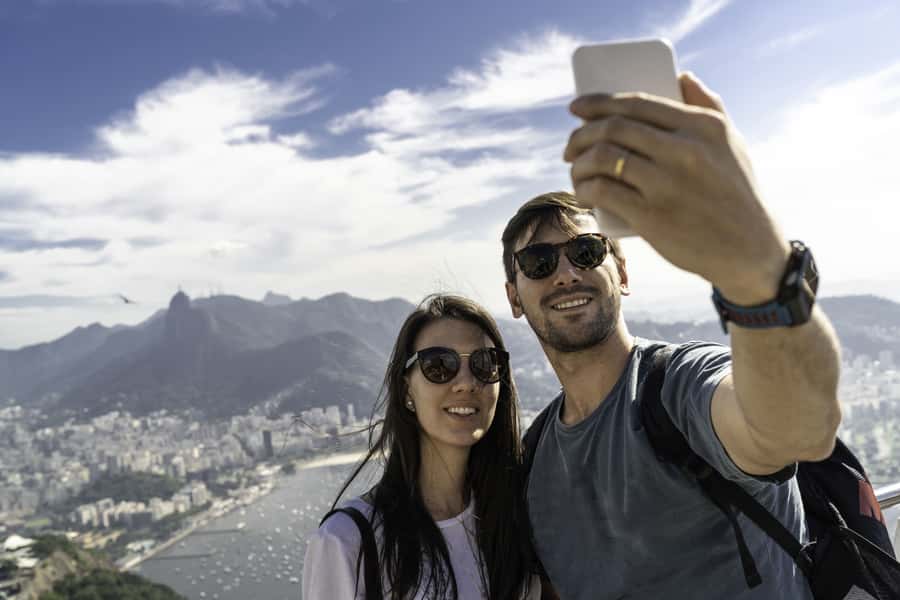 Rio de Janeiro: Rio's Icons Guided Tour with Tickets & Lunch - Copacabana and Ipanema: Rio from the road