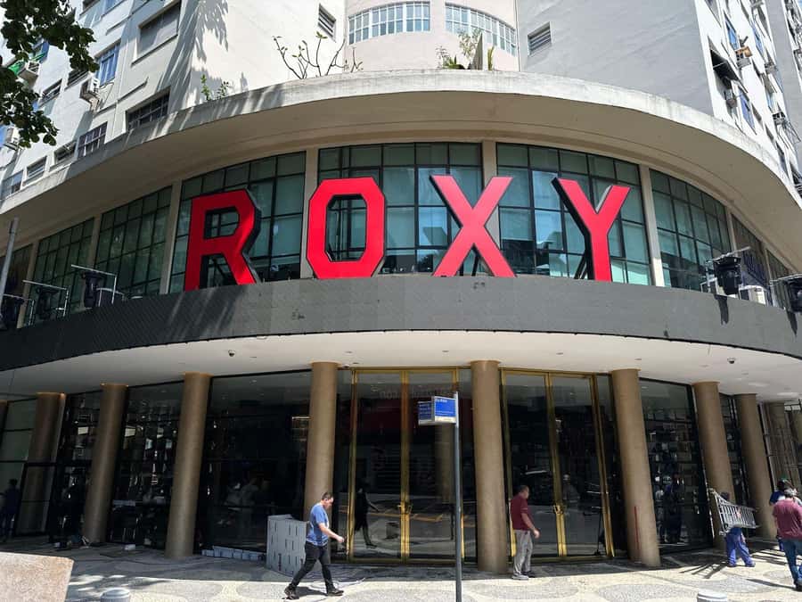 Rio de Janeiro: Roxy Dinner Show with Hotel Pickup - Arriving at Rio’s former cinema