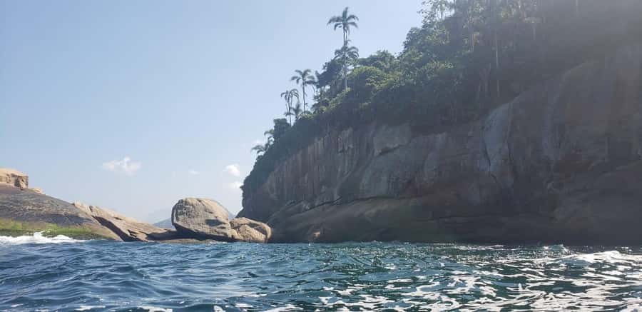 Rio de Janeiro: Sailing Sunset Tour with Snacks and Drinks - A relaxed onboard bar, with caipirinhas and snacks