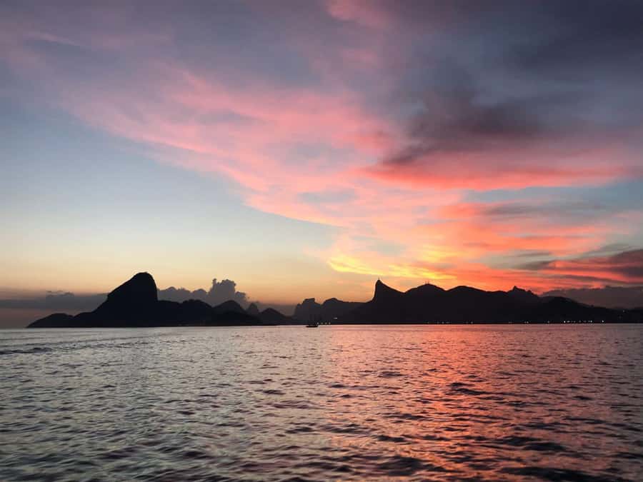 Rio de Janeiro: SpeedBoat Tour - Sunset with Beer - Copacabana Beach from offshore