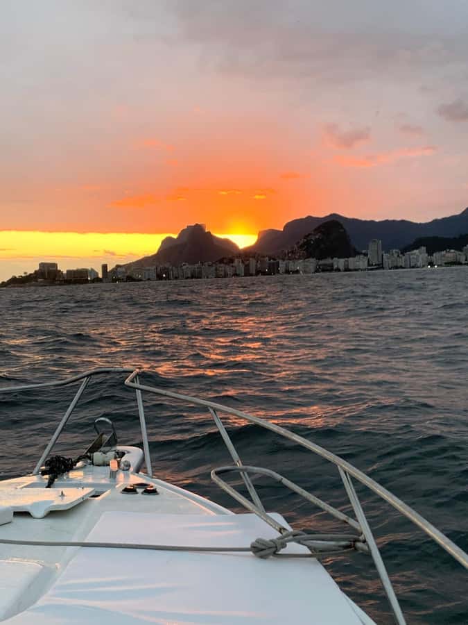 Rio de Janeiro: SpeedBoat Tour - Sunset with Beer - Niterói Contemporary Art Museum across the bay