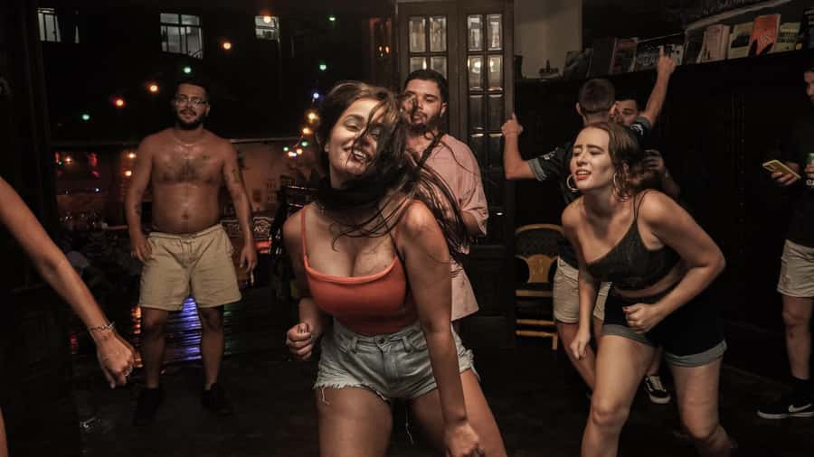 Rio Experience: Caipirinha Workshop (2 Caipis) + Funk Class - Starting at Pura Vida Hostel in Copacabana