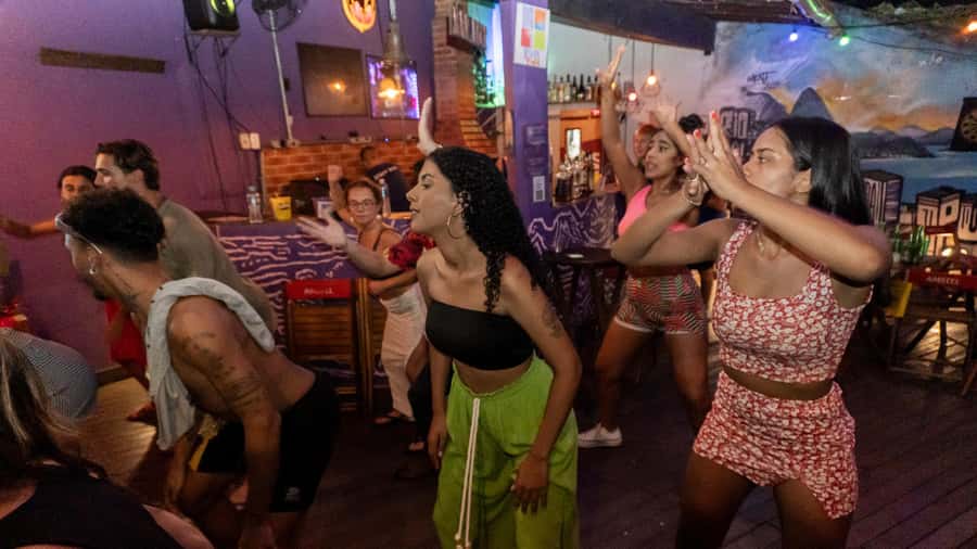 Rio Experience: Caipirinha Workshop (2 Caipis) + Funk Class - Meeting locals and other people at the hostel