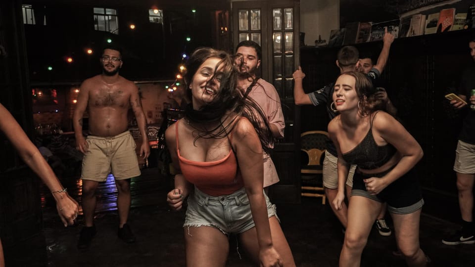 Rio Experience: Caipirinha Workshop (2 Caipis) + Funk Class - Who will enjoy this Rio night most