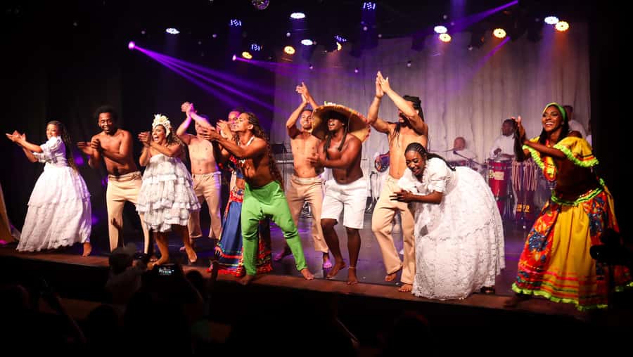 Rio: Ginga Tropical Samba and Folklore Show Ticket - Photos with performers, with some limits