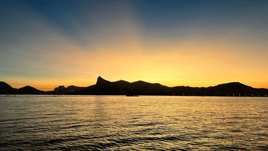 Rio: Guanabara Bay Boat Tour - Urca Casino and Flamengo Beach on the Way Back