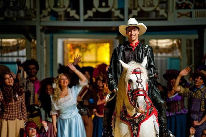Round Trip Beto Carrero World from Balneario Camboriu - Food, shops, pharmacy, and medical support