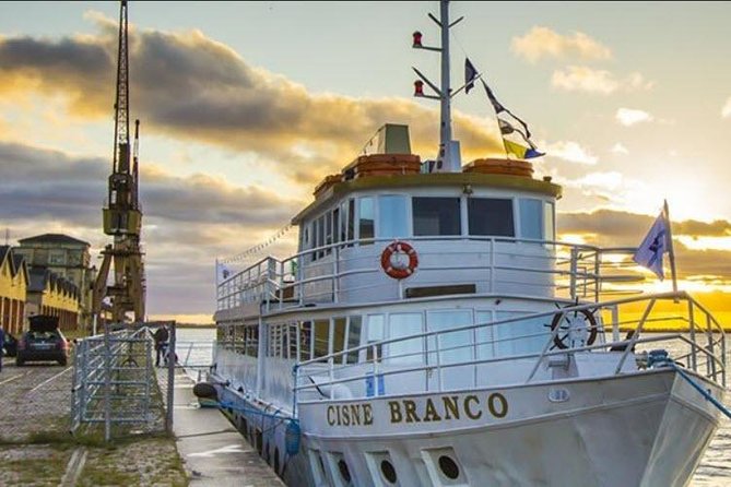 Sailing in Guaíba with White Swan Boat - Porto Alegre - Why see Porto Alegre from Guaíba?