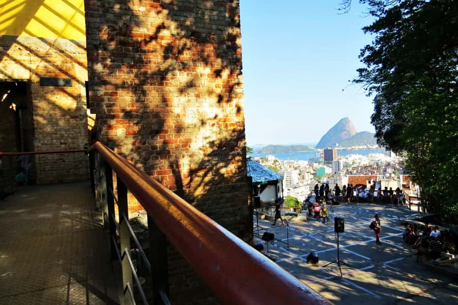 Santa Teresa Culture & Art Walking Tour - What the guide adds to the experience