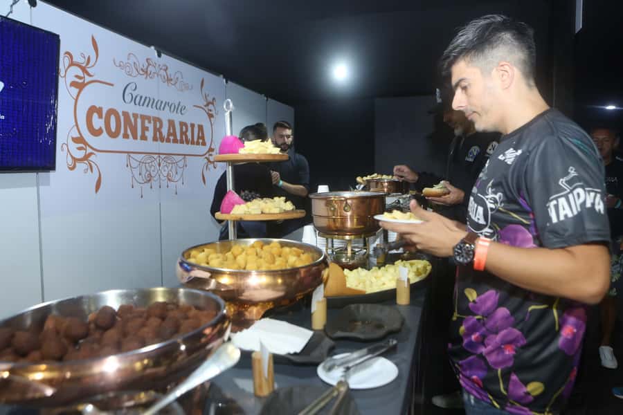 São Paulo Carnival Seating with Food, Drinks, & Transfer - What the guide adds to the evening