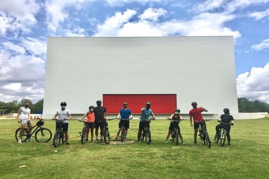 Sao Paulo: The Coolest Urban Scenes Bike Tour - What the guides add to the experience
