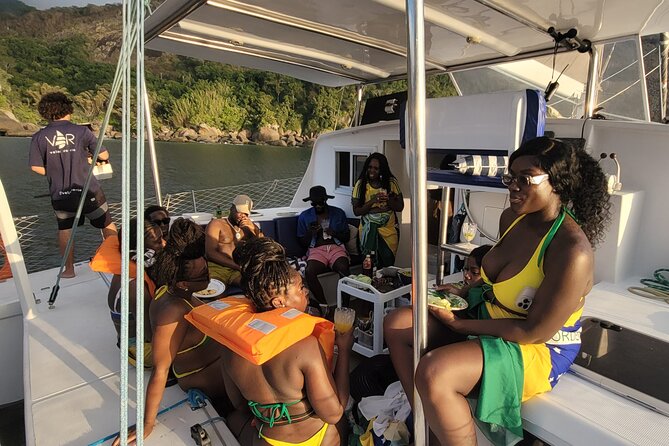 Shared Tour in Vela Catamaran - Velas do Rio - Niterói’s Museum of Contemporary Art From the Bay