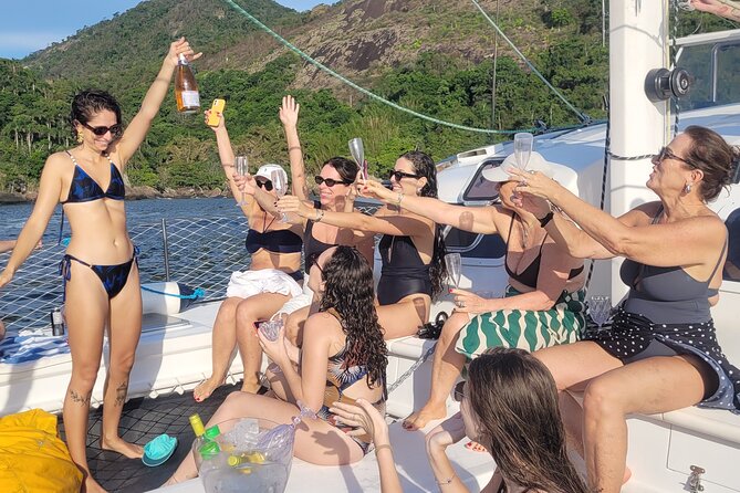 Shared Tour in Vela Catamaran - Velas do Rio - Crew Service and Comfort on Board