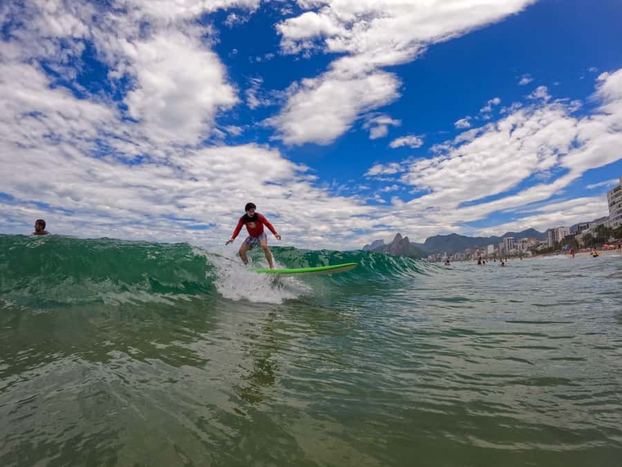 Surf lessons with local instructors in Copacabana/ipanema! - Learning the first standing position