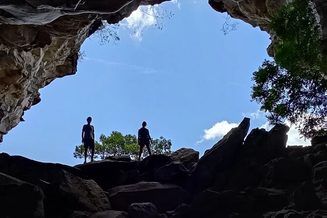 Trekking the valley of the pat 3 days/ GUIDE TUTY CHAPADA DIAMANTINA - Day Two: Morro do Castelo and a Cave at 1,470 Meters